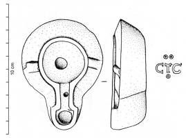 LMP-42554 - Lampe de firme : C T Cterre cuiteTPQ : 100 - TAQ : 400Lampe moulée sans anse: le réservoir circulaire est de profil biconvexe asymétrique; bandeau penché vers l'extérieur portant deux tenons rectangulaires non percés, sur l'axe horizontal. Disque en cuvette profonde bordée par un bourrelet continu. Bec long au petit canal  communiquant avec le disque, chanfreiné sur les côtés. Base circulaire plate en creux limitée par deux anneaux concentriques enfermant l'estampille moulée C T C, en relief. Engobe rouge brique peu adhérent.