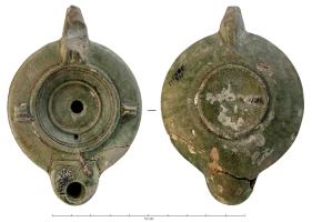 LMP-42651 - Lampe à bec rond, vernis plombifère : marque illisibleterre cuiteTPQ : 50 - TAQ : 200Lampe à bec rond, vernis plombifère ; médaillon mouluré, tenons ; au revers marque en creux, souvent peu lisible.