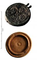 MRR-7003 - Boîte à miroir circulaire à motif mouléplomb, étainBoîtier articulé circulaire constitué de deux réceptacles, par exemple un fond en ivoire et un couvercle moulé en alliage étain-plomb. Le couvercle peut être orné de divers motifs.