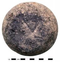 PDS-4438 - Poids en section de sphère : V libraepierreTPQ : 1 - TAQ : 300Poids en section de sphère avec deux faces planes (en section de sphère), parallèles entre elles (parfois des logements pour des coulées de plomb afin d'ajuster la masse) ; sur une face, parfois, marque incisée : V (librae).