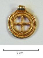 PDT-5031 - PendentiforTPQ : 580 - TAQ : 650Pendentif circulaire, comportant généralement une bande externe, à l'intérieur de laquelle le vide central est divisé par deux barres se croisant à angles droit, formant une croix latine; les différents éléments sont souvent bouletés; anneau de suspension rubanné soudé sur un côté.