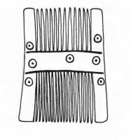 PGN-6008 - Peigne à deux rangées d'une seule pièce (Ashby 14a)osPeigne à deux rangées de dents symétriques, de largeur inégale, sépaées par une bande lisse; côtés également lisses, ou ornées d'ocelles. peignes de grande taille.