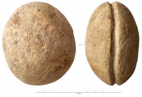 PSN-4046 - Galet rainurépierreTPQ : 350 - TAQ : 800Galet nature, creusé sur toute la tranche, d'un sillon diamétral assez profond, permettant de fixer l'objet inséré dans un lien.