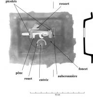 SER-8001 - Serrure à bosseferBoîtier de serrure en fer qui était fixé aux angles sur un support en bois (porte ou coffre). Le mécanisme était fixé à l'intérieur. Il reprend le fonctionnement des serrures médiévales antérieures, à moraillon.
