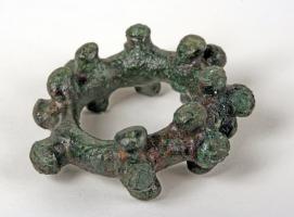 AML-3001 - Amulette anneau bouletébronzeAnneau coulé dont le pourtour est orné de forts globules, disposés deux par deux, trois par trois ou en quinconce.