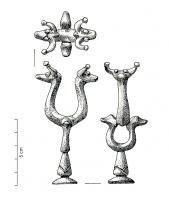 APJ-3004 - Anneau de joug zoomorphebronzeAnneau de joug constitué de trois parties, une partie supérieure représentant deux têtes cornues symétriques, une partie centrale disposée perpendiculairement et représentant deux têtes de volatils symétriques et une base conique se terminant par une extrémité plate.