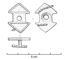 APT-4023 - Applique à tenons en T, type B3bronzeApplique pourvue au revers de 2 tenons en T, normalement guillochés sur la partie extérieure de la barrette ; l'objet est percé transversalement et un anneau retenu par un crampon replié à l'arrière y joue librement. Ce type présente une forme symétrique autour de l'anneau central, avec des extrémités formées de deux appendices triangulaires, creusées de loges émaillées.