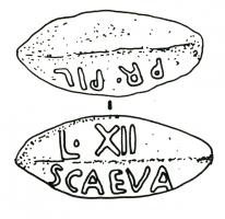 BAL-3014 - Balle de fronde : PR. PIL / L.XII /SCAEVAplombBalle de fronde coulée dans un moule, inscription en relief : PR. PIL ; sur l'autre face : L.XII /SCAEVA.