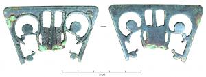 BOF-4014 - Plaque de fourreau de glaive de type MainzbronzeTPQ : -30 - TAQ : 50Plaque de fourreau de forme triangulaire s'adaptant à l'extrémité de la bouterolle. Ces éléments sont maintenus en force entre deux gouttières latérales réunies par un fort bouton mouluré dont la base inférieure peut être godronnée. Ils peuvent être réalisés en tôle fine ou coulés. Le décor est ajouré et se développe selon des motifs végétaux.