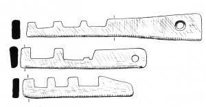 CLE-4082 - Clébois de cerfClé rectiligne, formé d'une plaque avec une extrémié souvent percée, l'autre comporte 2, 3 ou 4 dents alignées, transversales à l'axe de l'objet.