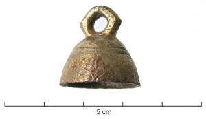 CLT-4001 - ClochettebronzeTPQ : -15 - TAQ : 50Clochette en bronze (au plomb), de petite taille, de forme semi-ovoïde, souvent reprise au tour (filets à mi-hauteur, cupule au sommet de l'anse qui est de forme hexagonale) ; le battant en fer était fixé au corps de la clochette par un orifice pratiqué près de la suspension.