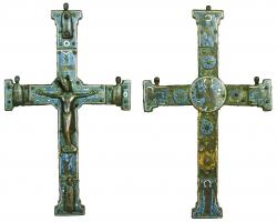 CRF-7004 - Croix d'autel émailléebronzeTPQ : 1150 - TAQ : 1200Croix ornée de 5 plaques plates, émaillées et clouées sur un support en bois. La plaque centrale est rectangulaire et inscrite IHS, les autres comportent une patte transversale et sont ornés de motifs divers, tous champlevés.