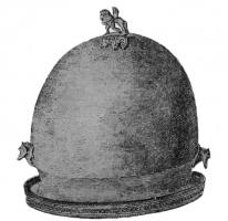 CSQ-2005 - Casque de type Negau, variante étrusquebronzeCasque de type Negau (ribre en forme de bonnet, creusé à la base d'une large bande creuse faisant le tour du crâne), avec des appliques moulées, rapportés au sommet du timbre et sur les côtés.