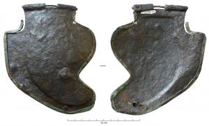 CSQ-4026 - Casquefer, bronzeCasque en fer à larges couvre-joues, articulés par une charnière, échancrés au niveau de l'œil et de la bouche; léger relief raidisseur sur le couvre-joue, au pourtour équipé d'un renfort tubulaire en alliage cuivreux.