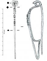 FIB-3025 - Fibule de schéma La Tène IIbronzeFibule en bronze à ressort bilatéral, 4 spires et corde externe; arc très tendu, de section filiforme généralement ronde, parfois losangique ou ovalaire ; porte-ardillon triangulaire ou trapézoïdal. Le retour de l'arc, juste avant la bague, peut comporter divers décors qui rappellent ceux du type F.3a.