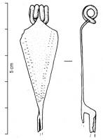 FIB-3052 - Fibule de Nauheim 5a38bronzeRessort à 4 spires et corde interne ; arc plat, triangulaire et tendu ; porte-ardillon trapézoïdal ajouré ; arc orné de deux lignes latérales convergentes 