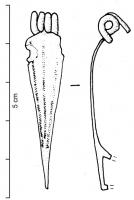 FIB-3053 - Fibule de Nauheim 5a39bronzeRessort à 4 spires et corde interne ; arc plat, triangulaire et tendu ; porte-ardillon trapézoïdal ajouré ; arc orné de trois lignes convergentes 