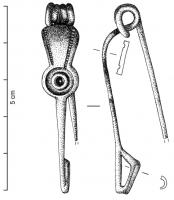 FIB-3136 - Fibule de type Cenisola, gr. 1bbronzeFibule à arc triangulaire tendu, interrompu par un disque à décor concentrique ; au-dessus, décor d'échelles estampées ; porte-ardillon trapézoïdal ajouré ; ressort à 4 spires, corde interne.