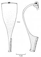 FIB-4023 - Fibule dérivée d'Alésia, type LjubljanabronzeFibule à arc plat, de forme triangulaire, charnière normalement repliée vers l'intérieur (mais il y a des exceptions), sans décor ; le pied peut être équipé d'une amorce de bouton, voire d'un gros bouton sphérique.