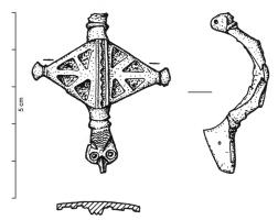FIB-41115 - Fibule symétrique émaillée bronzeFibule à corps losangique transversal, avec un bouton à droite et à gauche ; le losange central se décompose en deux triangles adossés, séparés par une ligne ondée et creusés de trois ou quatre loges d'émail triangulaires chacun; pied en tête de reptile stylisée.