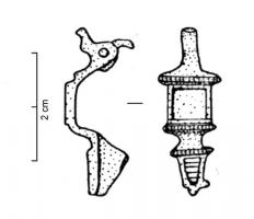 FIB-41175 - Fibule émailléebronzeFibule arquée (pont anguleux) avec une charnière à deux plaquettes située derrière la tète de l'arc. Arc rectangulaire ou carré, creusé d'une loge rectangulaire émaillée, dans un cadre mouluré. La tête se termine en bouton mouluré ou en une plaquette rectangulaire surmonté d'un anneau.  Le pied comporte à son extrémité un bouton ou un motif triangulaire creusé d'une loge émaillée.