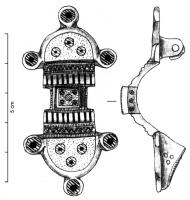 FIB-4933 - Fibule symétrique émailléebronzeFibule émaillée à tête et pied symétriques, de forme semi-circulaire émaillée et accostée de trois disques églement émaillés; le corps pris entre deux traverses est un carré surélevé, également émaillé; le pied est identique à la tête.