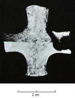JHA-4054 - Passant de harnaisbronzePassant de harnais cruciforme à revers plat, sans ouverture.