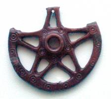 MRS-5002 - Aplique latérale de morsbronzeApplique latérale de mors évoquant la forme d'une roue avec son moyeu cylindrique; bélière trapézoïdale au sommet.