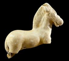 STE-4486 - Statuette zoomorphe : chevalterre cuiteFigurine moulée en terre blanche, représentant un cheval debout sur un petit socle rond ou conique.