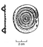 ACE-1002 - Applique de ceinturebronzeApplique de ceinture à double bélière au revers, face externe plane mais couverte de cercles concentriques.