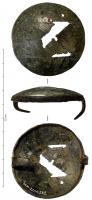 ACE-3010 - Applique de ceinturebronzeApplique formant une cupule creuse en tôle, les bords verticaux sont prolongés par deux agrafes repliées par dessous. Décor incisé (triangles hachurés) associés à des cercles oculés.