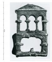 ACE-4030 - Applique architecturale : tourbronzeApplique rectangulaire dont le contour et les découpes internes dessinent l'image d'une tour, avec plusieurs niveaux de fenêtres ; fronton au sommet.
