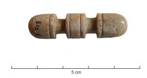 ACE-4034 - Bouton de ceintureosBouton constitué de deux parties symétriques, allongées et à terminaisons adoucies ou aplaties, bombées ou tronconiques, séparées par un ou deux cylindres lisses et plus étroits. Profils variables.