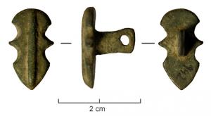 ACE-5031 - Applique scutiforme simplebronzeApplique de ceinture scutiforme, plate, avec une double encoche de chaque côté et une côte médiane en relief ; une seule bélière coulée au revers pour la fixation.