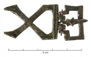 ACG-4019 - Cingulum inscrit : FELIX VTEREbronzeTPQ : 175 - TAQ : 250Applique de ceinture en plusieurs éléments dessinant l'inscription VTERE FELIX. La dernière lettre (X) est accolée à une plaque ajourée en forme de pelte. Une lettre centrale (E) comporte en-dessous un anneau permettant de fixer un accessoire (bourse ?)