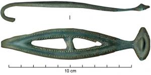AGC-1001 - Agrafe de ceinturebronzeGrande agrafe plate coulée, formée de deux arcs cintrés (éventuellement reliés par un jet de coulée au centre), recourbée à une extrémité ; l'autre extrémité montre en général un épaississement, qui peut prendre une forme elliptique transversale avec un bouton central oblong ; les pourtours peuvent être bordés d'incisions obliques.