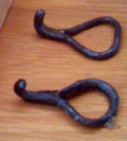 AGC-3013 - Agrafe de ceintureferCrochet constitué d'une attache ovale ou triangulaire, prolongée par une languette allongée terminée par un retour bouleté.