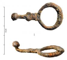 AGC-3032 - Agrafe de ceinture ferCrochet constitué d'une attache circulaire ou légèremlent ovale, prolongée par une languette élargie et  terminée par un retour bouleté.
