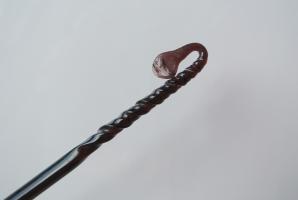 AGT-4007 - Agitateur à tête recourbéeverreAgitateur en forme d'épingle à pointe et sommet torsadé, l'extrémité proximale étant par ailleurs écrasée et recourbée en crochet.