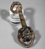 AGT-4010 - AgitateurverreAgitateur à tige torsadée, bicolore (incolore et bande brune), terminée d'un côté par un anneau non refermé de la tyge ronde, l'autre extrémité équipée d'une masse de filaments formés à chaud et surmontés d'une anse comme pour évoquer un petit panier.