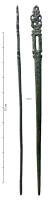 AIG-8003 - Aiguille à sommet décorébronzeTPQ : 1300 - TAQ : 1500Aiguille dont la section ovale s'aplatit à la tête, autour et au-dessus d'un chas allongé encadré de moulures ; sommet figuré (?) au sommet.
