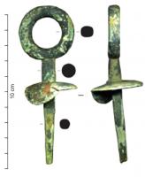 AJG-4004 - Anneau de jougbronzeTPQ : 100 - TAQ : 500Anneau de joug entièrement coulé en bronze, comportant un simple anneau posé sur une collerette bombée, le tout prolongé par une longue tige rectiligne, de section carrée. Sur certains exemplaires, à quelques centimètres sous la collerette émergent de la tige 2 ou 4 crochets retournés vers le haut, certainement destinés à maintenir plus solidement l'anneau sur son support.