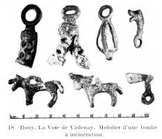 AML-3025 - AmulettebronzeTPQ : -120 - TAQ : -50Amulette en forme de tête animale, la gueule ouverte, évoquant sans doute l'embouchure d'un carnyx.