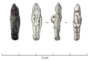 AML-3032 - Amulette : HarpocrateverreTPQ : -150 - TAQ : -50Objet généralement très fruste, pressé dans un moule à deux valves : on reconnaît cependant une figure masculine portant un doigt à la bouche ; anneau au revers.