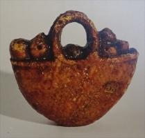 AML-4038 - Amulette ou crepundium : panier de fruitsambreTPQ : 50 - TAQ : 200Amulette en forme de panier tressé en osier ou sparterie, rempli de fruits.