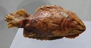 AML-4040 - Amulette ou crepundium : poisson marinambreTPQ : 50 - TAQ : 200Amulette en forme de poisson marin (rouget, daurade...?)