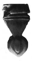AMP-3001 - Amulette phalliqueosPendant sculpté en os, revers plat, figurant des parties génitales masculines sous une moulure horizontale percée transversalement pour la suspension. Les proportions générales sont allongées et le triangle de pilosité bien détaillé avec le pénis au repos, encadré des testicules.