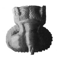 AMP-3002 - Amulette phalliqueosPendant sculpté en os, revers plat, figurant des parties génitales masculines sous une moulure horizontale percée transversalement pour la suspension, et marquée d'incisions figurant la pilosité, avec une ligne verticale au centre; les proportions générales sont plus trapues que dans le type 1, avec un rendu de type très naturaliste.