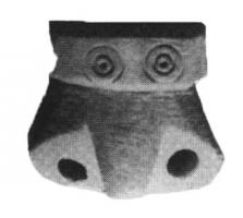 AMP-3004 - Amulette phalliqueosPendant sculpté en os, revers plat, figurant de manière schématique des parties génitales masculines sous une moulure horizontale, ornée d'ocelles et percée transversalement pour la suspension; les proportions générales sont ramassées, le pénis est entouré de perforations.