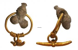 AMP-4011 - Amulette phalliqueargentAmulette constituée de deux phallus alignés sur une ligne courbe, avec une paire de testicules sur les côtés ; anneau de suspension coulé au-dessus.
